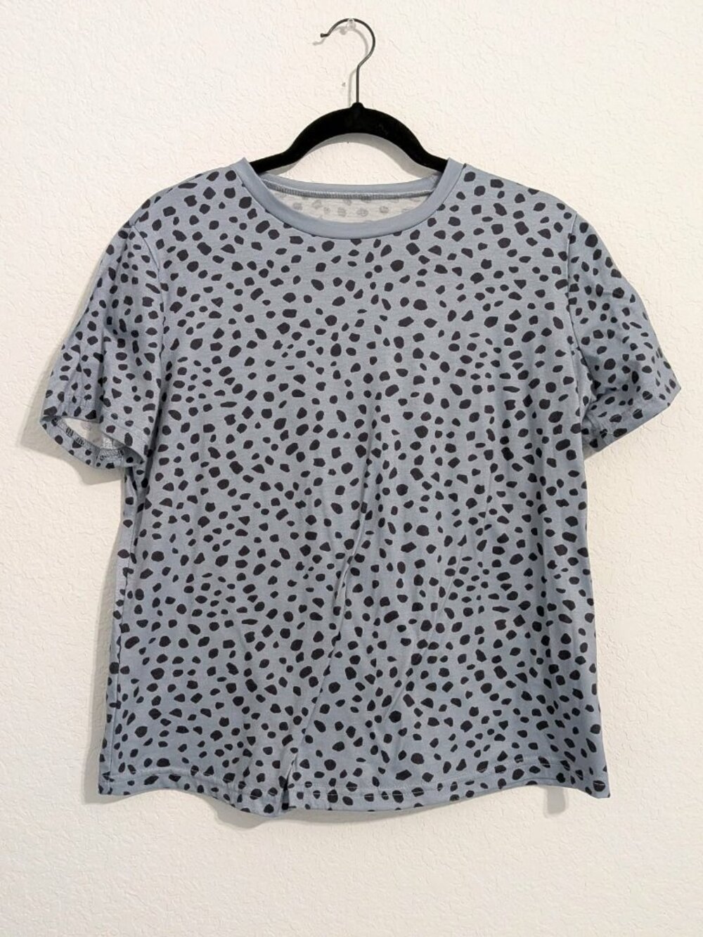 SHEIN Women's Blue & Black Spotted Blouse Top Tee NWOT (Medium)